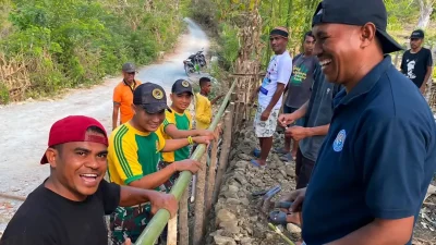 Pererat Kemanunggalan TNI dengan Rakyat, Yonarmed 12 Kostrad Bersama Masyarakat Bangun Fasilitas Posyandu