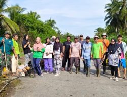 Babinsa Sungai Rasau Pimpin Kerja Bakti Bersama Warga, Wujudkan Lingkungan Bersih dan Sehat