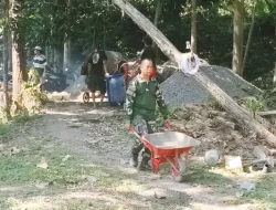 Melalui Program Bakti TNI, Masyarakat dan TNI Gotong royong Bangun Jembatan Garuda