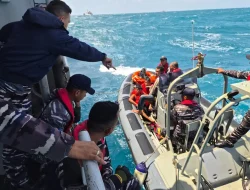 KRI Nala-363 Evakuasi 22 Korban KM Virgo Transport 8 dari KM Cahaya Bahari