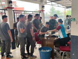Sambut HUT ke-81 TNI, Kodim 1210/Landak dan Yon Armed 16/TK Gelar Baksos Sembako dan Donor Darah