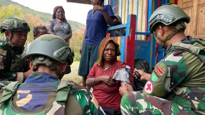 Dari Lembah Kalome Puncak Jaya, Pelayanan Kesehatan TNI : Membawa obat, harapan dan kehangatan