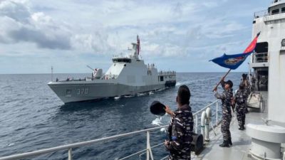 KRI Bung Hatta A-370, KRI Teluk Kupang-519 dan Heli HS-1302 Gelar Latihan di Daerah Operasi