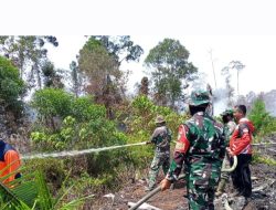 Puluhan Prajurit TNI dari Kodim Nagan Raya Bersama Tim Gabungan Berjibaku Padamkan Karhutla