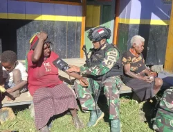 Hadir untuk Rakyat, TNI beri layanan kesehatan keliling di Kampung Lowanom