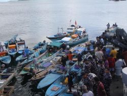 Pererat Hubungan dengan Masyaraat, TNI AL Beri Layanan Kesehatan Gratis dan Sembako bagi Nelayan Kota Tual