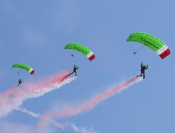 17 Penerjun Kopassus dan Kekuatan Alutsista Udara Semarakkan HUT ke-81 Kemerdekaan RI