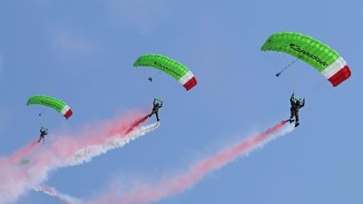 17 Penerjun Kopassus dan Kekuatan Alutsista Udara Semarakkan HUT ke-81 Kemerdekaan RI