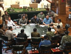 Kumpulkan Para Kepala Staf Angkatan, Presiden Prabowo  Bahas Penyesuaian Rekrutmen Prajurit TNI hingga Penanganan Bencana