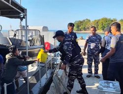 TNI AL Salurkan Bantuan untuk Korban Gempa Bumi di Lamalera, NTT