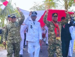 Dari Pesisir Aboru Maluku, TNI Pemda dan Warga Bentangkan Merah Putih Sepanjang 500 Meter