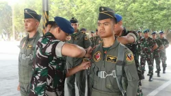 Dua Penerbang Skadron Udara 15 Berhasil Terbang Solo, Danlanud Iswahjudi Sematkan Badge Hawk Sierra Apresiasi Kerja Keras dan Kedisiplinan