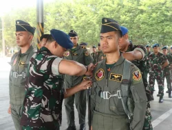 Dua Penerbang Skadron Udara 15 Berhasil Terbang Solo, Danlanud Iswahjudi Sematkan Badge Hawk Sierra Apresiasi Kerja Keras dan Kedisiplinan