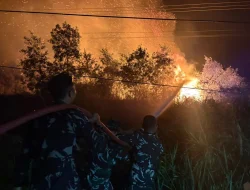 Personel Lanud Sri Mulyono Herlambang Padamkan Karhutla Malam Hari di Banyuasin