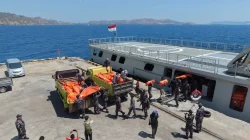 KRI Bung Hatta-370, Angkut Ribuan Bantuan dari Presiden RI untuk Korban Gempa di Reo NTT