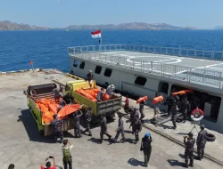 KRI Bung Hatta-370, Angkut Ribuan Bantuan dari Presiden RI untuk Korban Gempa di Reo NTT
