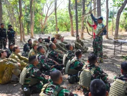 Prajurit Marinir Indonesia Kenalkan Cara Bertahan Hidup Di Hutan Kepada ADF